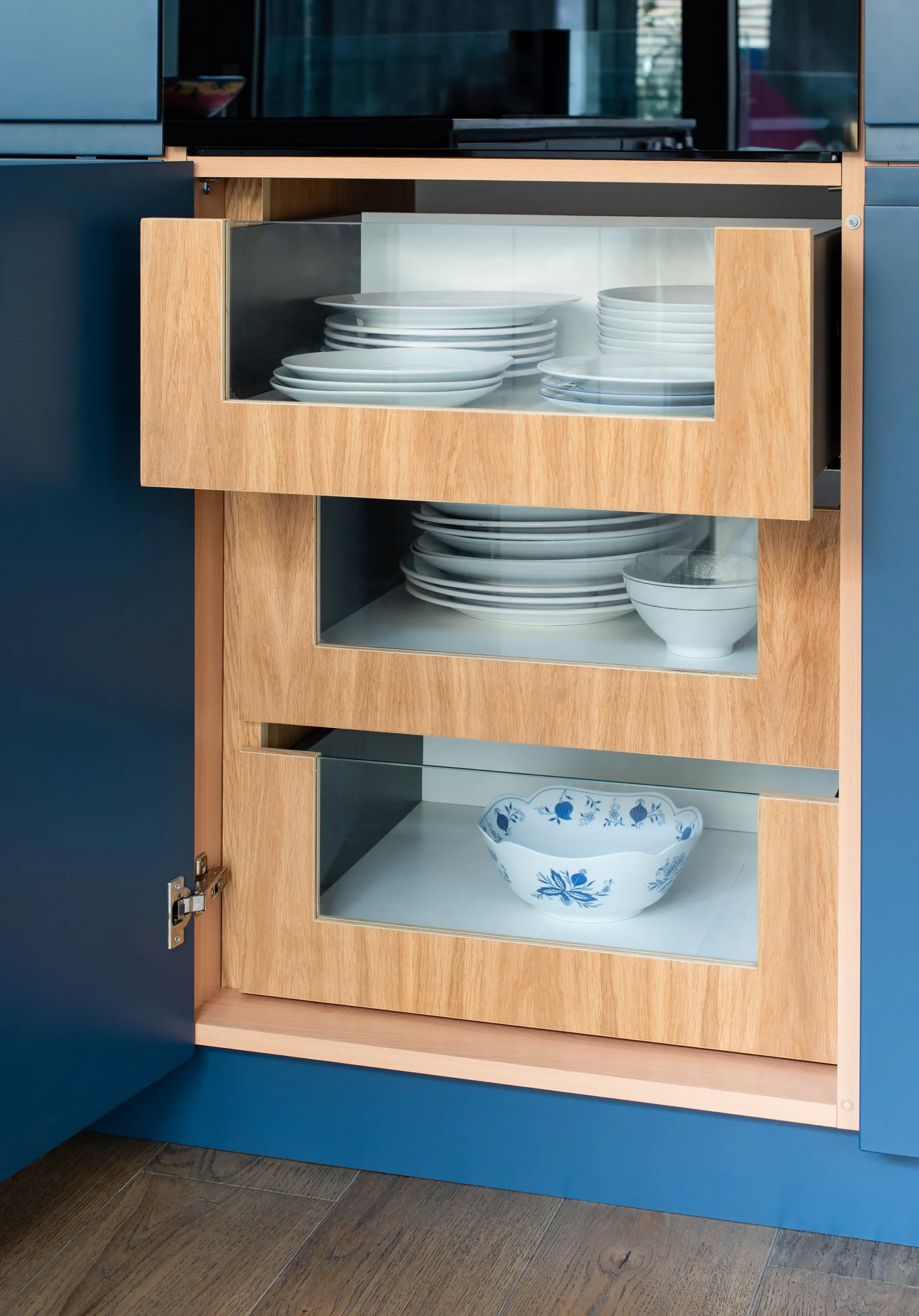 Hafer-Rd_2160px_8 Pull-out oak drawers for crockery behind a navy cabinet door