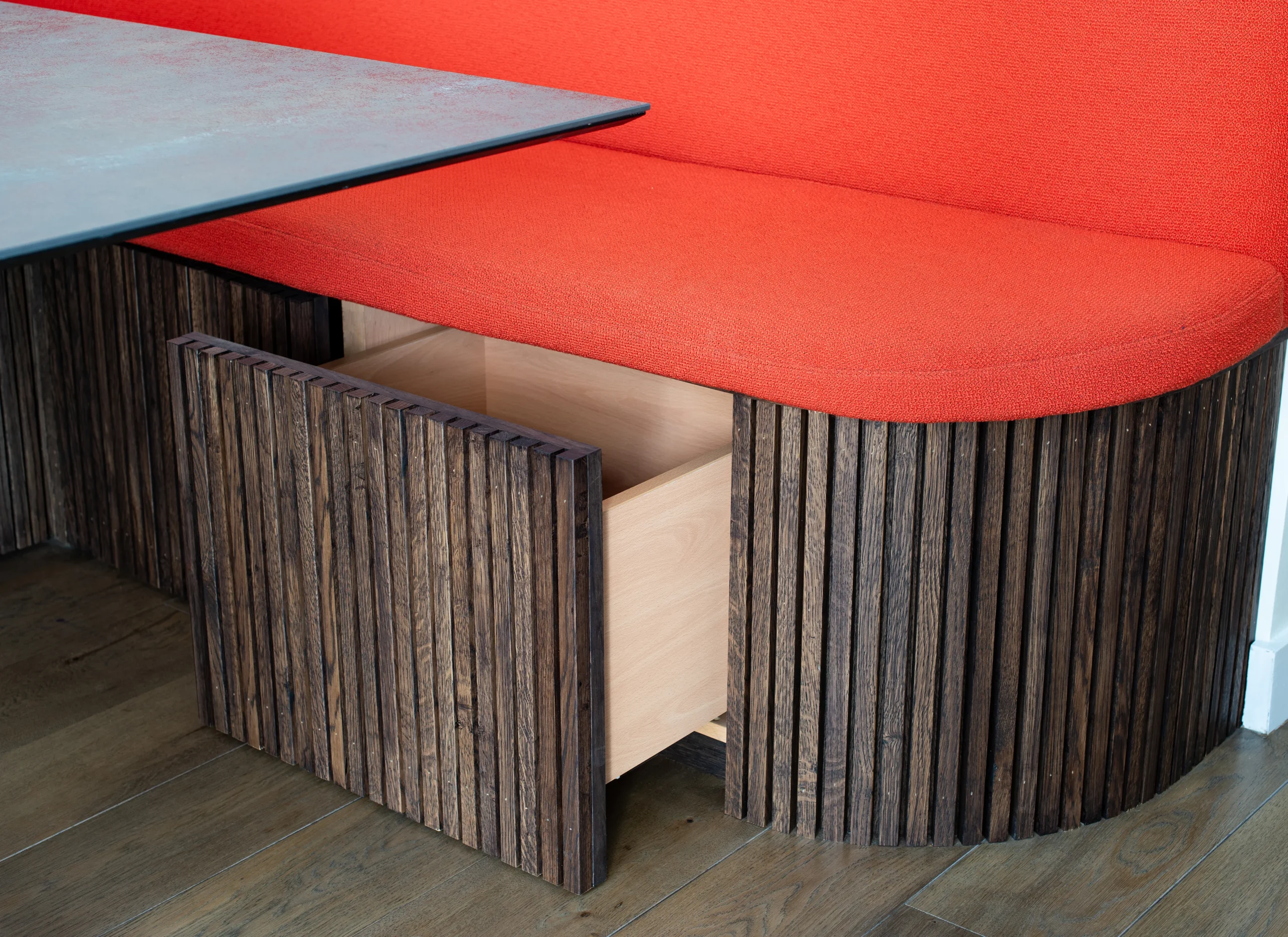 Hafer-Rd_3840px_6 Concealed timber drawer built into the oak-slatted banquette base